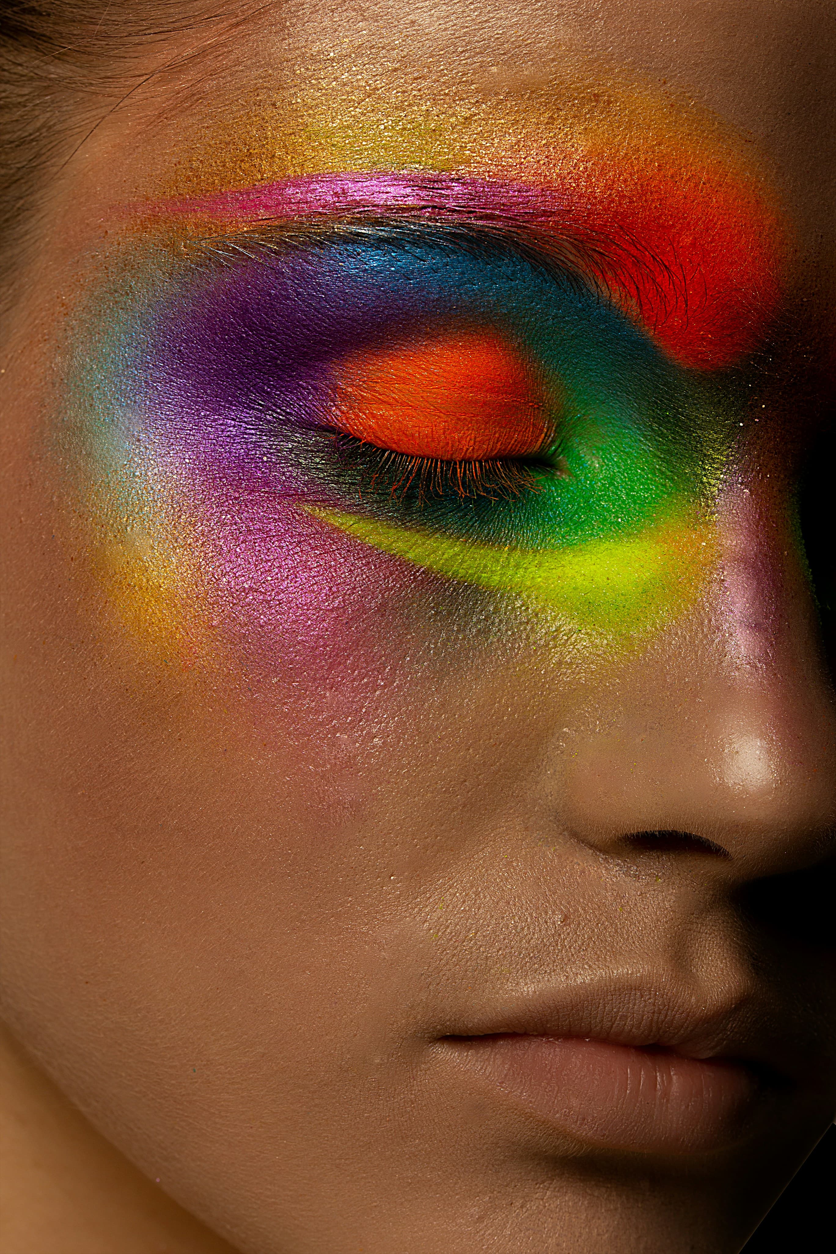 Graphic eyeshadow in green, orange and blue